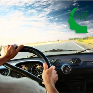 O painel de um carro, um homem dirigindo e uma estrada à sua frente.
